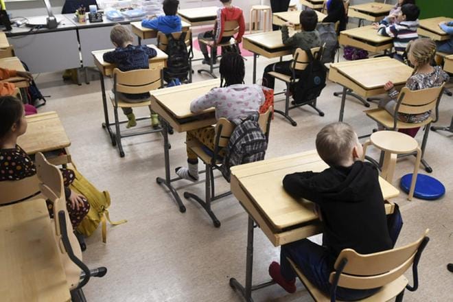Koululaisia luokkahuoneessa oppitunnilla Itäkeskuksen peruskoulussa Helsingissä 7. tammikuuta 2021. Torstaina alkaa peruskoululaisten kevätlukukausi. Kuva: Lehtikuva / Vesa Moilanen