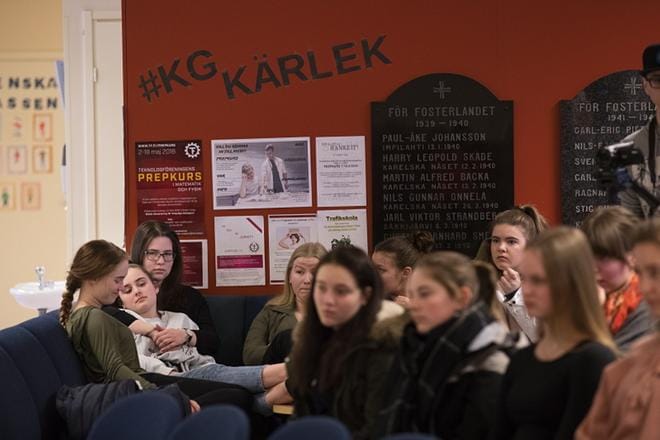Ystävykset Linn Bergström, Eleonora Drifell, Kajsa Ollikkala ja Denice Eriksson kuuntelivat valtuutettujen paneelikeskustelua tarkalla korvalla. KUVAT: MINNA ANTILA