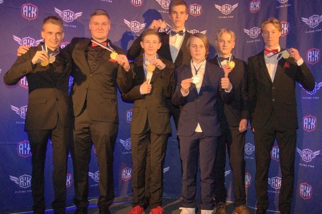 Nopiat nuoret juhlatunnelmissa. AL-Härmän ja Kauhavan Urheiluautoilijoiden kilpailijat vasemmalta Jere Kalliokoski, Riku Koski, Miko Vähälummukka, Leevi Lassila, Joona Ojala, Jesper Rantanen ja Santtu Suutarinen SM-mitaleineen Mestareiden Illassa lauantaina Seinäjoki Areenalla. KUVAT: VESA RAUHALA