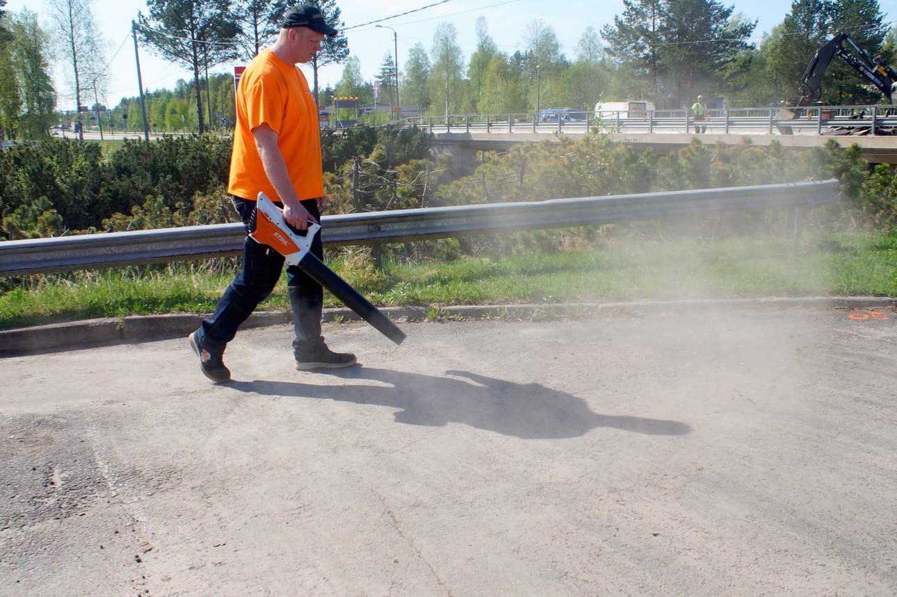 Lehtipuhallinkin toimii akkuvirralla ja tehoja riittää.