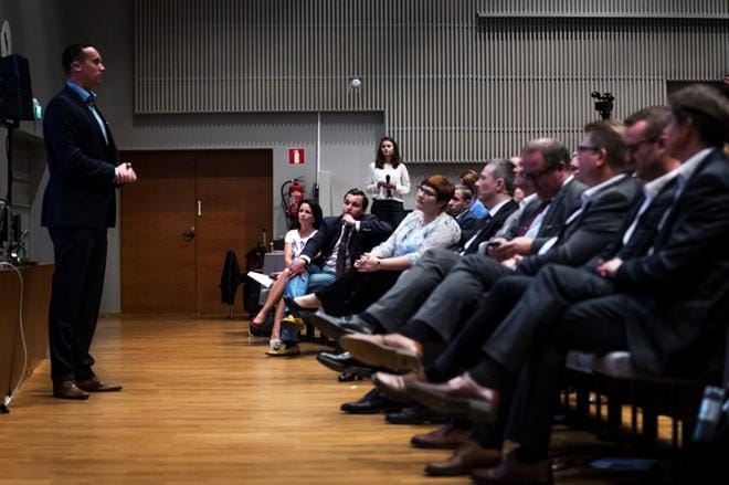 Wärtsilän teknologiajohtaja Hannu Mäntymaa paljasti jättiuutisen tiistaiaamun tiedotustilaisuudessa Vaasan yliopistossa. Yritys rakentaa Vaskiluotoon uuden Smart Technology Hub -tutkimus-, tuotekehitys ja tuotantokeskuksen. KUVAT: OUTI NEUVONEN