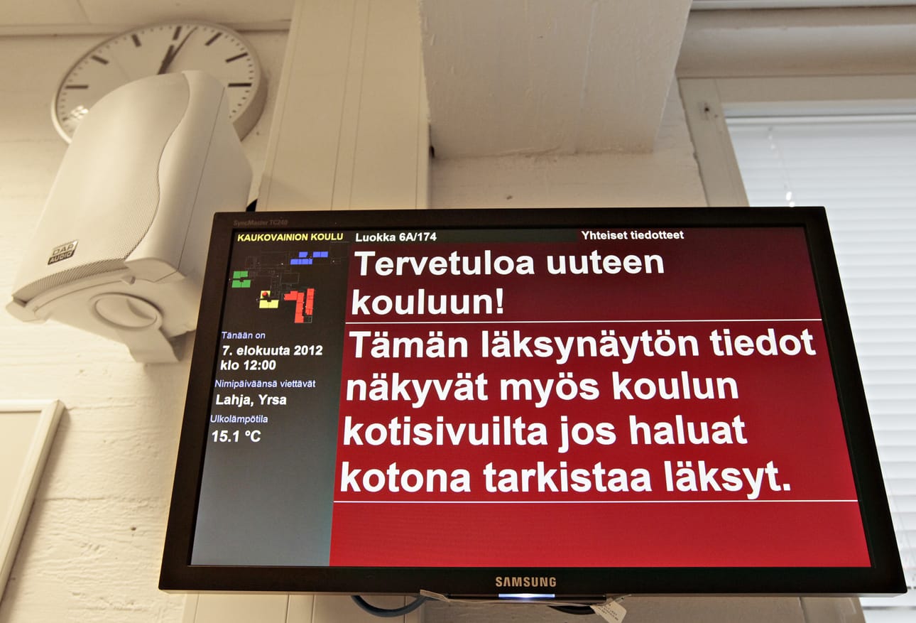 Jokaisessa tilassa on niin kutsuttu läksynäyttö, jolle kirjoitettuja tiedotteita pystyy lukemaan myös kotikoneelta.