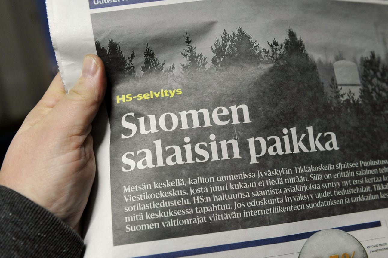 Asiassa oli kyse tutkinnasta, joka koski Helsingin Sanomien julkaisemaa artikkelia ja sen jälkeen julkaistavaksi aiottua juttusarjaa, jotka käsittelivät Puolustusvoimien Viestikoekeskusta ja sotilastiedustelua. LEHTIKUVA / Timo Jaakonaho