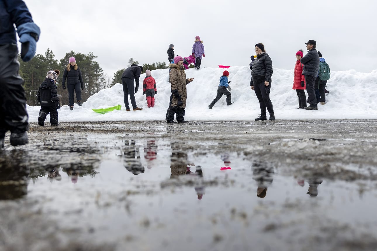 Vihiluodon talvirieha siirrettiin viikonloppuna maalle Kempeleenlahdelta jäälle tulvineen veden takia.