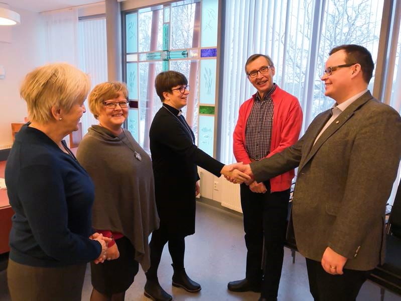 Kuvassa vasemmalta lahjoitusta vastaanottaneet Kaija-Maija Perkkiö, talousjohtaja Kaisa Toivoniemi, kirkkoherra Eija Nivala sekä lahjoittajat Metsänhoitoyhdistys Pyhä-Kalan hallituksen puheenjohtaja Juhani Kumpusalo ja toiminnanjohtaja Maunu Kilpivaara.