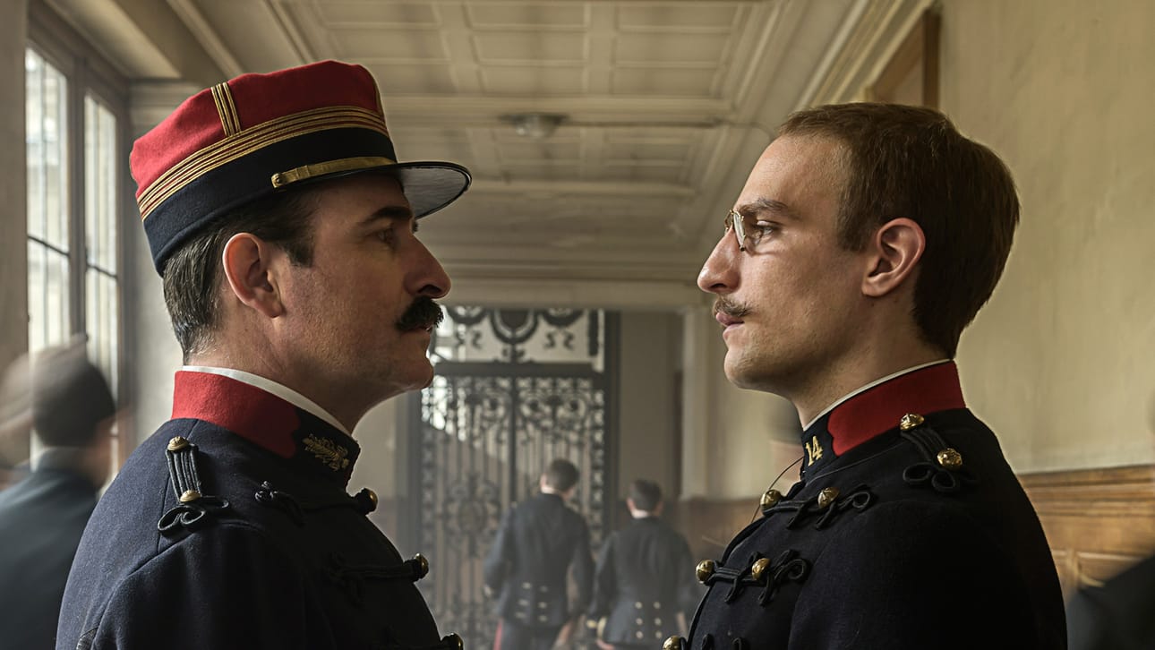 Ranskaa ravisuttivat 1890-luvun lopulla kapteeni Alfred Dreyfusin maanpetostuomion käänteet. Dreyfusia esittää Louis Garrel ja eversti Georges Picquartia Jean Dujardin.