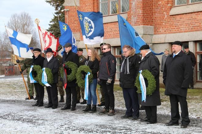 Eversti evp Heikki Hultin oli määrä puhua tänään perjantaina Kauhavalla talvisodan päättymisen 80-vuotismuistojuhlassa seurakuntakodilla. Muistojuhlaosuus peruttiin, mutta seppeleidenlaskut suoritettiin ohjelman mukaisesti sankarihaudoilla. Kauhavalle matkustanut Heikki Hult osallistui myös seppeleidenlaskutilaisuuteen. KUVA: ANU NAHKALA