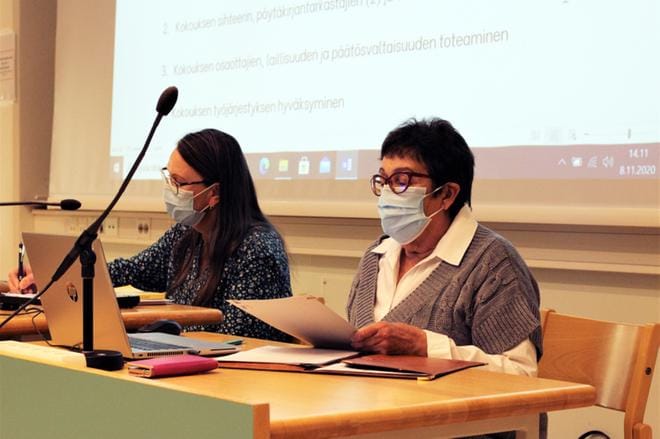 Alavuden kunnallisjärjestön puheenjohtaja Irma-Liisa Viitamäki ja sihteeri Heli Korhonen jatkavat tehtävässään. KUVA: SUSANNA LAITILA