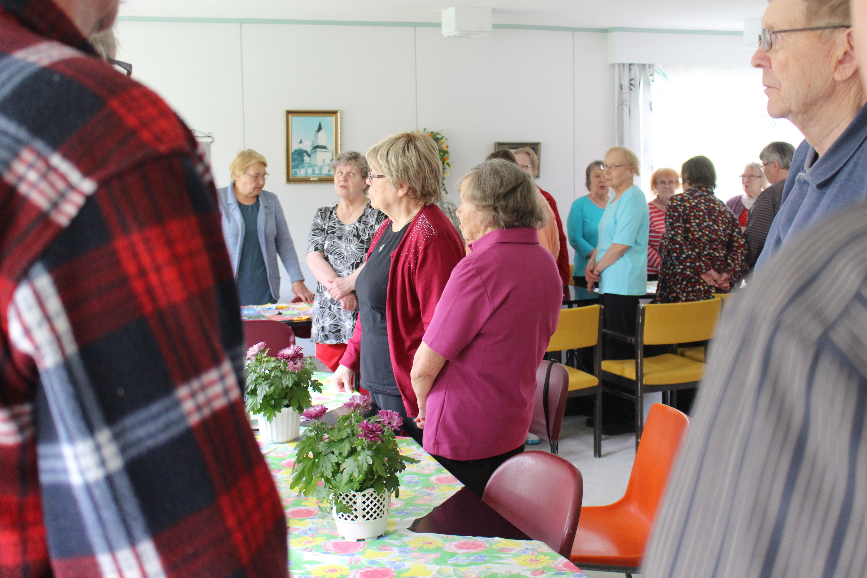 Yhdessä laulaminen on mukavaa. Kevään viimeisen kerhoherran kunniaksi laulettiin seisaaltaan Suvivirsi.