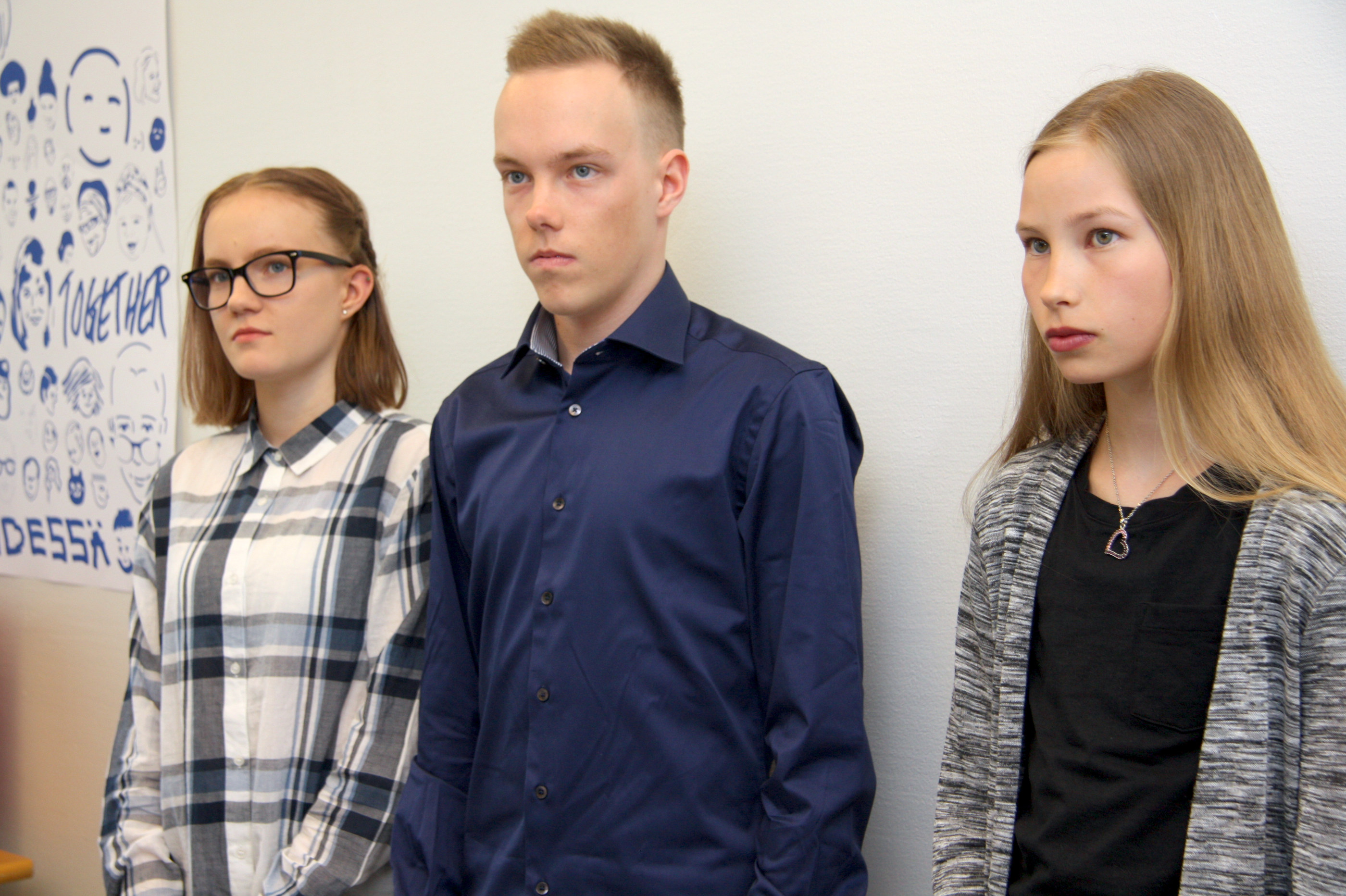 Riikka Voutilainen (vas.), Riku Voutilainen ja Annamaija Oinas saivat muhkeat palkinnot Taivalkosken kunnalta.