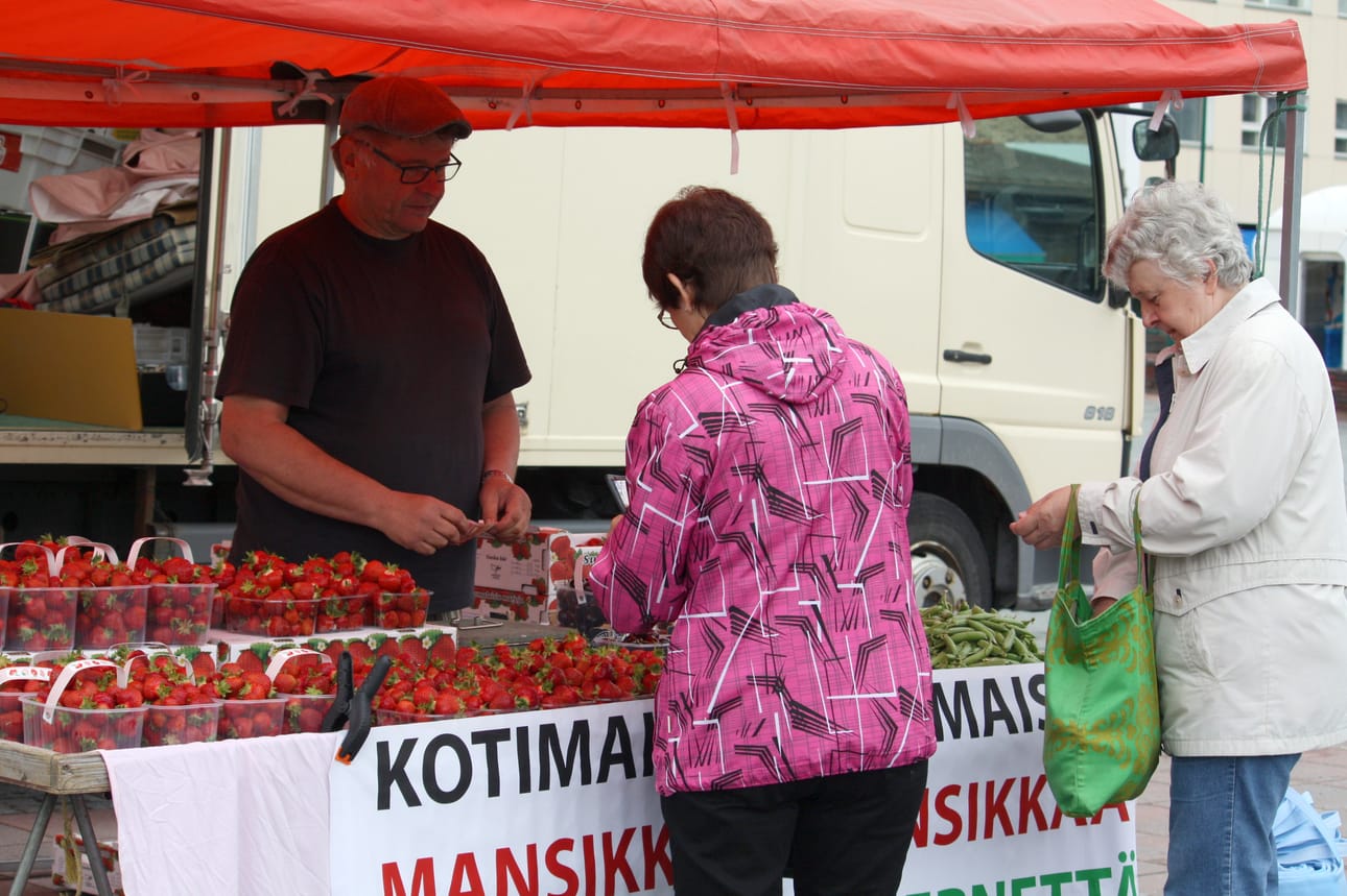 Pertti Postari saapui torstaina ensimmäisen mansikkasadon kanssa Kalle Päätalon torille.