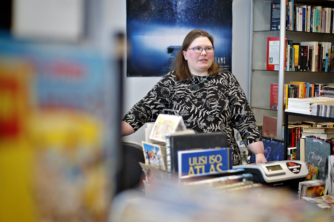 Heidi Anttila on huomannut, että ihmiset kyllä lukevat, mutta eivät halua enää kirjoja koteihinsa.