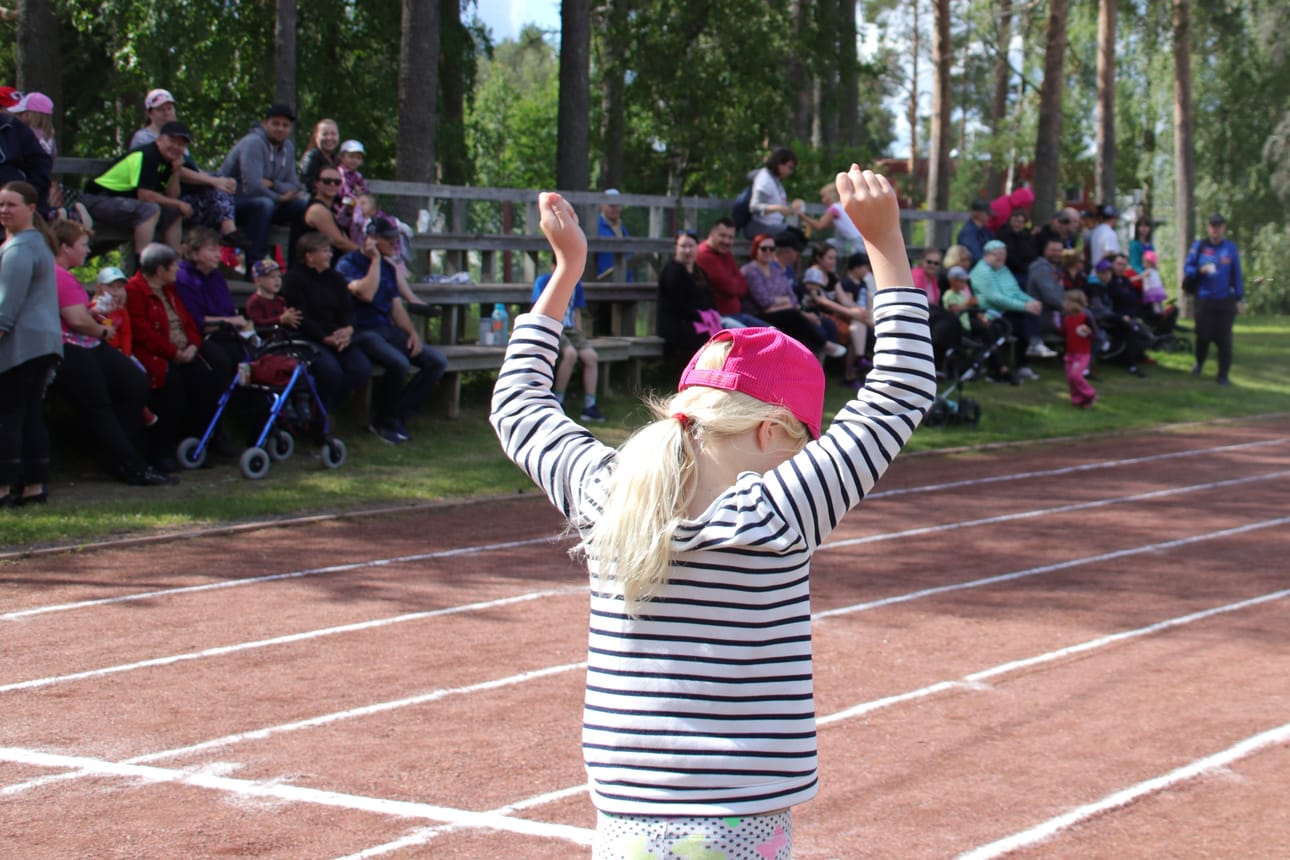 Lilja Tahvola hyppäsi korkealle ilosta maaliin tullessaan ja tuuletti vielä yleisölle onnistuneen suorituksen merkiksi.