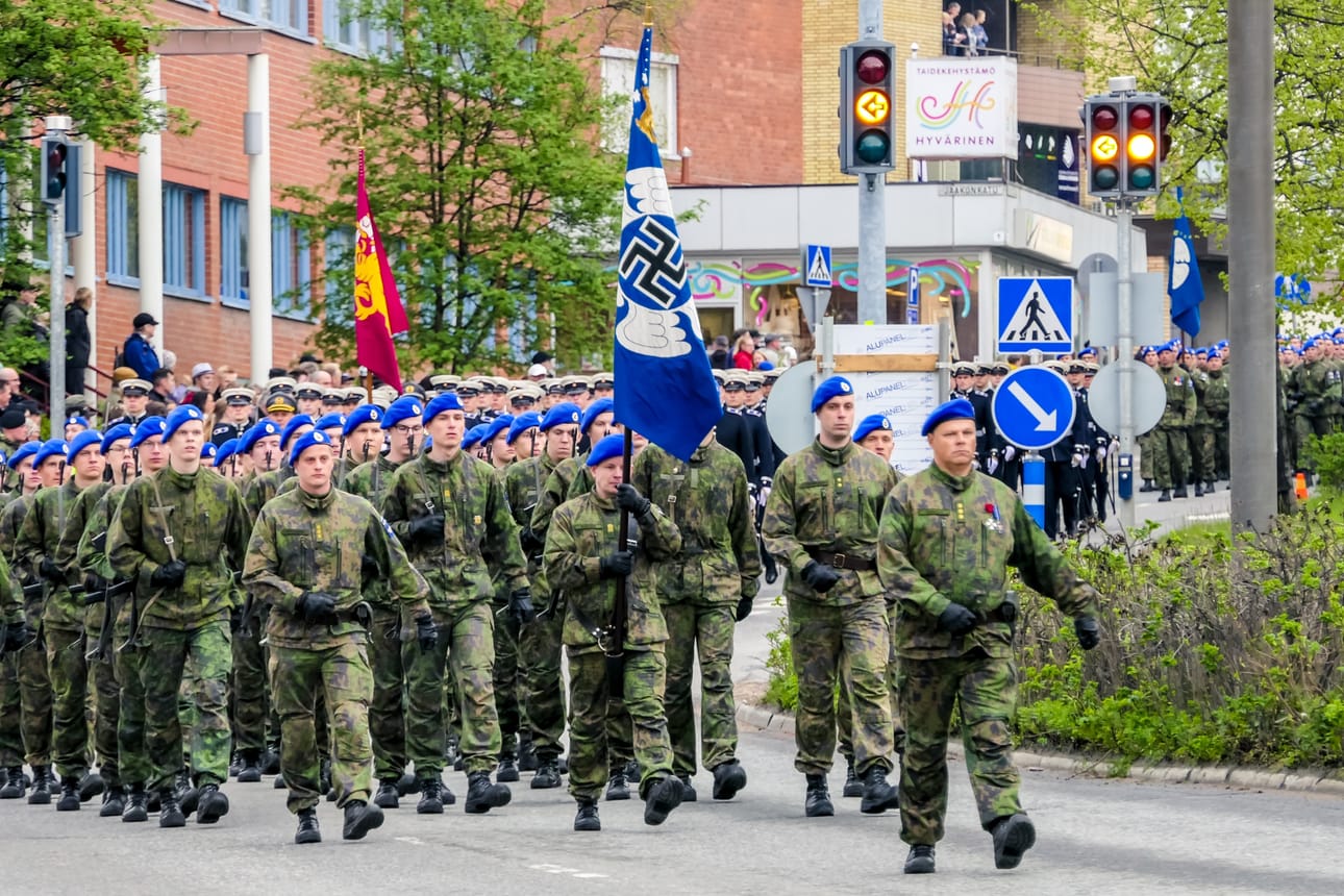 Lapin lennoston lippu on suunniteltu 1950-luvulla. Kuvassa lennoston osasto marssii vuoden 2019 lippujuhlan päivän paraatissa Rovaniemellä.