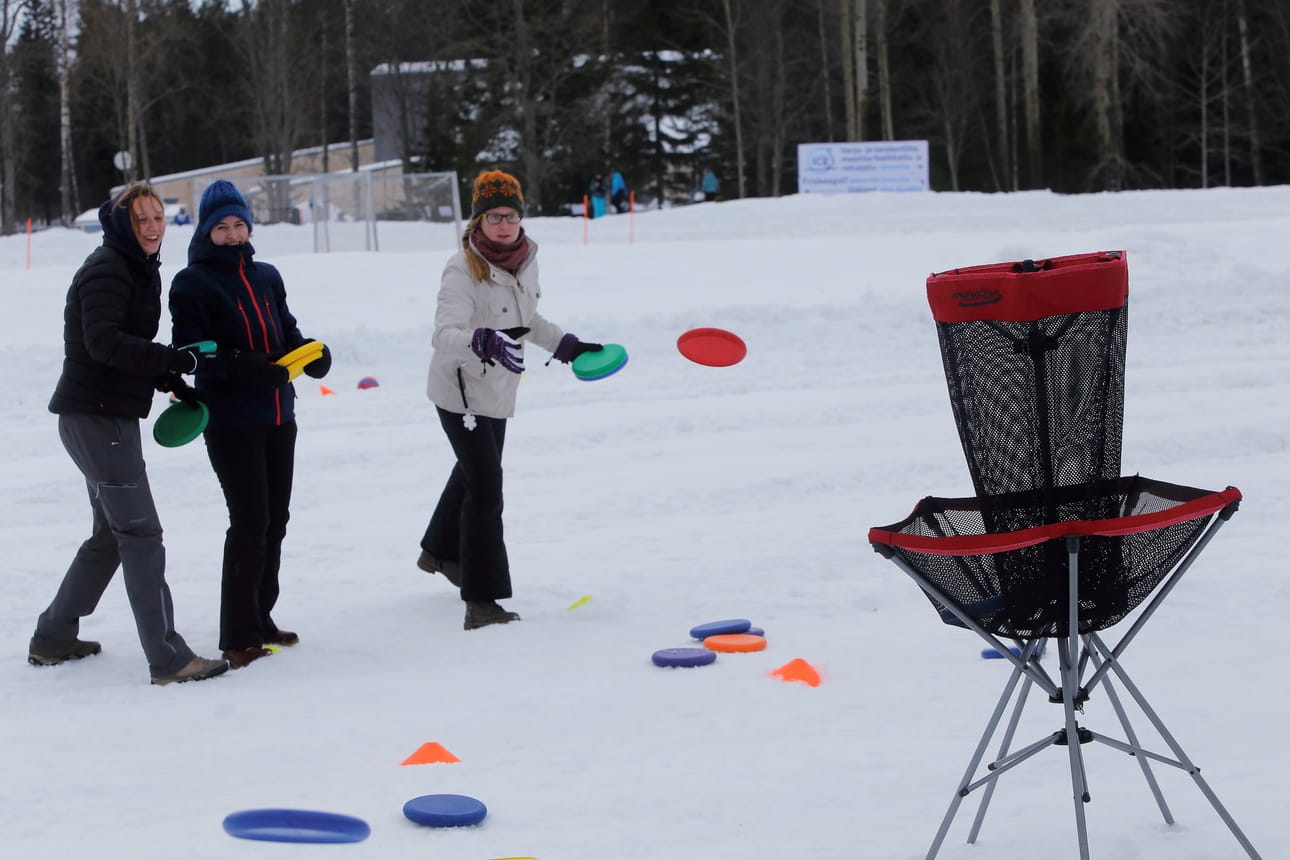 Frisbeegolfin tarkkuusheitto oli osa Insinööriliiton talviturnajaisia.