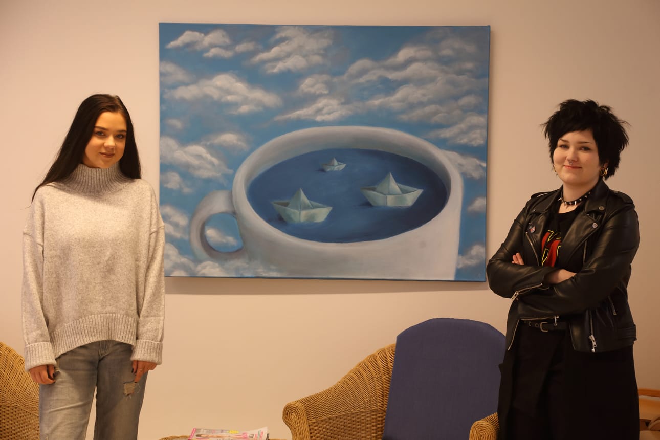 Sofia Heliste ja Anni Flink tekivät NeuvoRassiin yhteensä kuusi teosta, joista kolme oli takana näkyvän Flinkin tekemän Veneitä-nimisen teoksen kokoisia ja kolme hieman pienempiä.