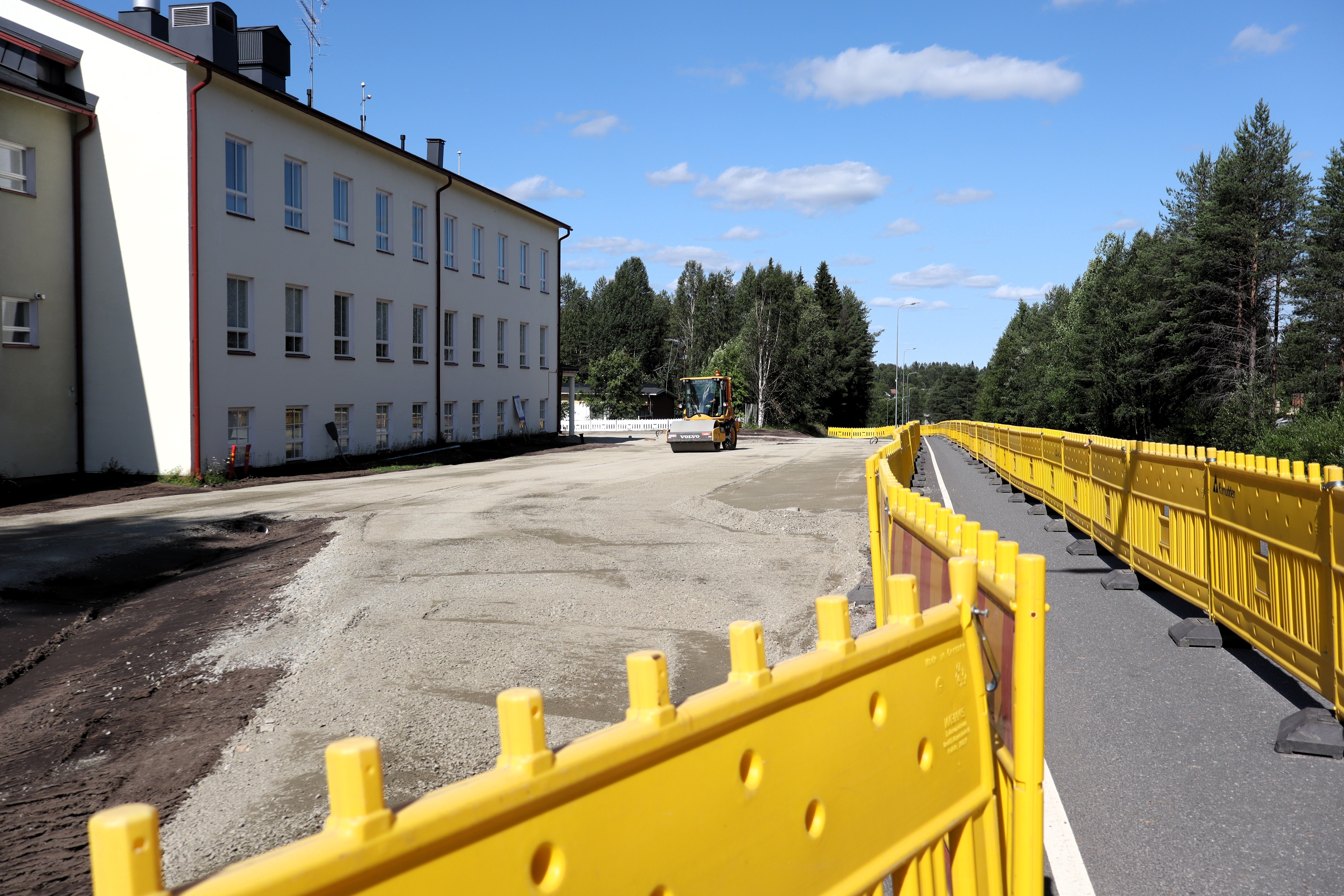 Taivalkosken koulukeskuksen liikennejärjestelyt loppusuoralla – valmistumassa uusi liittymä alakoululle ja koululaisten jättöpaikka