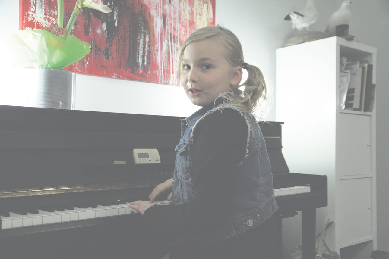 Sini Peltokorpi harrastaa musiikkia, sekä laulua että viulunsoittoa. Toisinaan tulee soitettua myös pianoa. – Viulunsoiton tunneilta tosin olen joutunut olemaan pois nyt, kun olen käynyt oopperaharjoituksissa, hän kertoo.