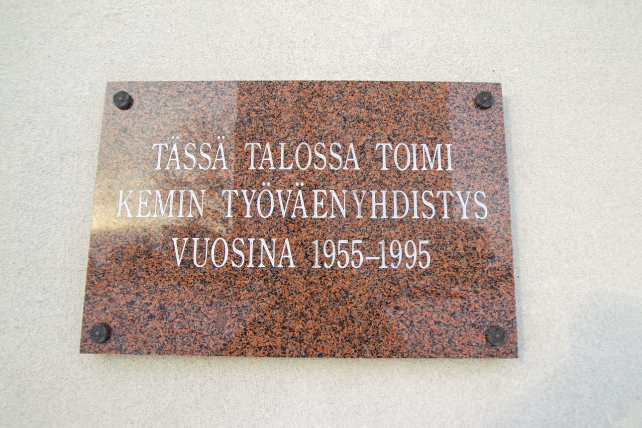 Laatta Sauvotalon seinässä kertoo talon historiasta.