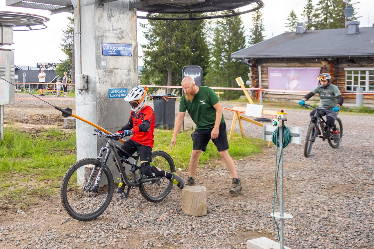 iso-Syöte on pyörittänyt hissejä vuoden jokaisena kuukautena. Kun pyöräilijät poistuivat, tulivat talvisemmat kyydit pian tilalle.