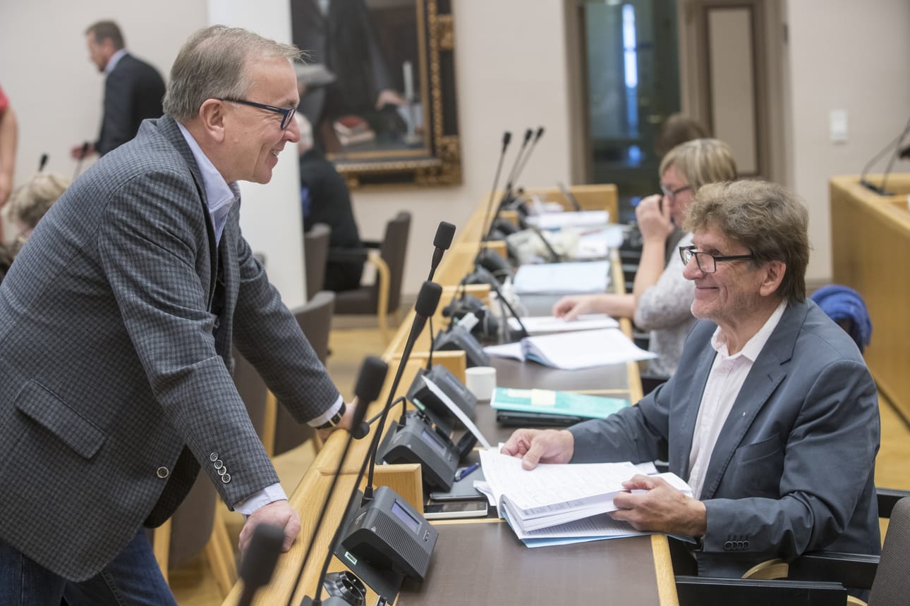 Oulun valtuuston äveriäin on keskustan Eero Halonen (vasemmalla). Kuvassa hän keskustelee puoluekaveri Raimo Hämeenniemen kanssa.