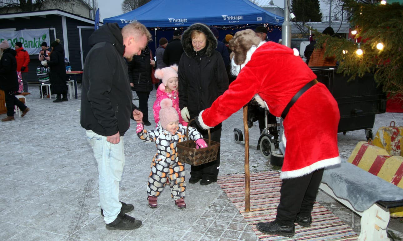 Joulupukin karkkikorilla oli vilskettä ja kaikenikäiset saivat maistiaisia.