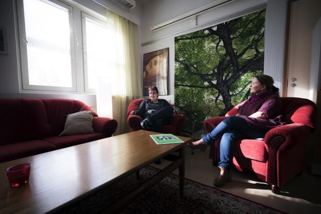 Pohjanmaan kriisikeskus Valon kriisityöntekijä Monica Bäck ja johtaja Anne Salovaara-Kero muistuttavat, että nuorten uusi vertaistukiryhmä on tarkoitettu kaikille nuorille aikuisille elämäntilanteesta riippumatta. KUVA: JARNO PELLINEN