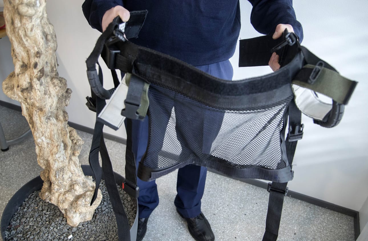 Toinen poliisin käyttämä väline lennoilla on käsihihna. Niitä tarvitaan Poliisihallituksen mukaan hyvin harvoissa tapauksissa.