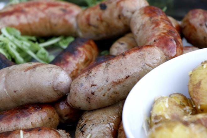 Lihaisat makkarat paistuvat keskilämmöllä grillissä noin vartissa. Voit myös esikeittää ne vesikattilassa, jolloin grillissä paistetaan vain kaunis pinta.