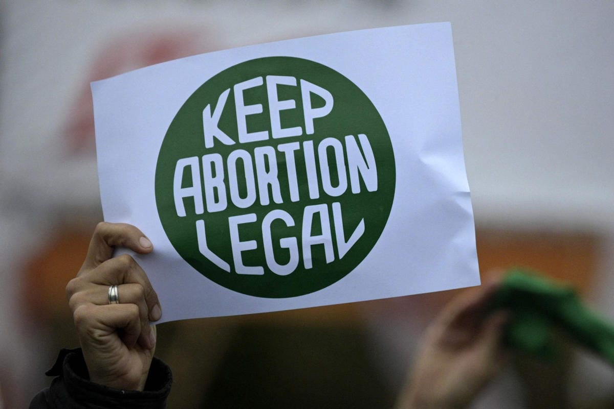 Louisianassa tuomari esti voimaantulon kolmelta aborttioikeuden rajaamiseen tähtäävältä liipaisinlailta, joiden oli tarkoitus astua voimaan korkeimman oikeuden Roe vastaan Wade -päätöksen kumoavan ratkaisun jälkeen. LEHTIKUVA/AFP