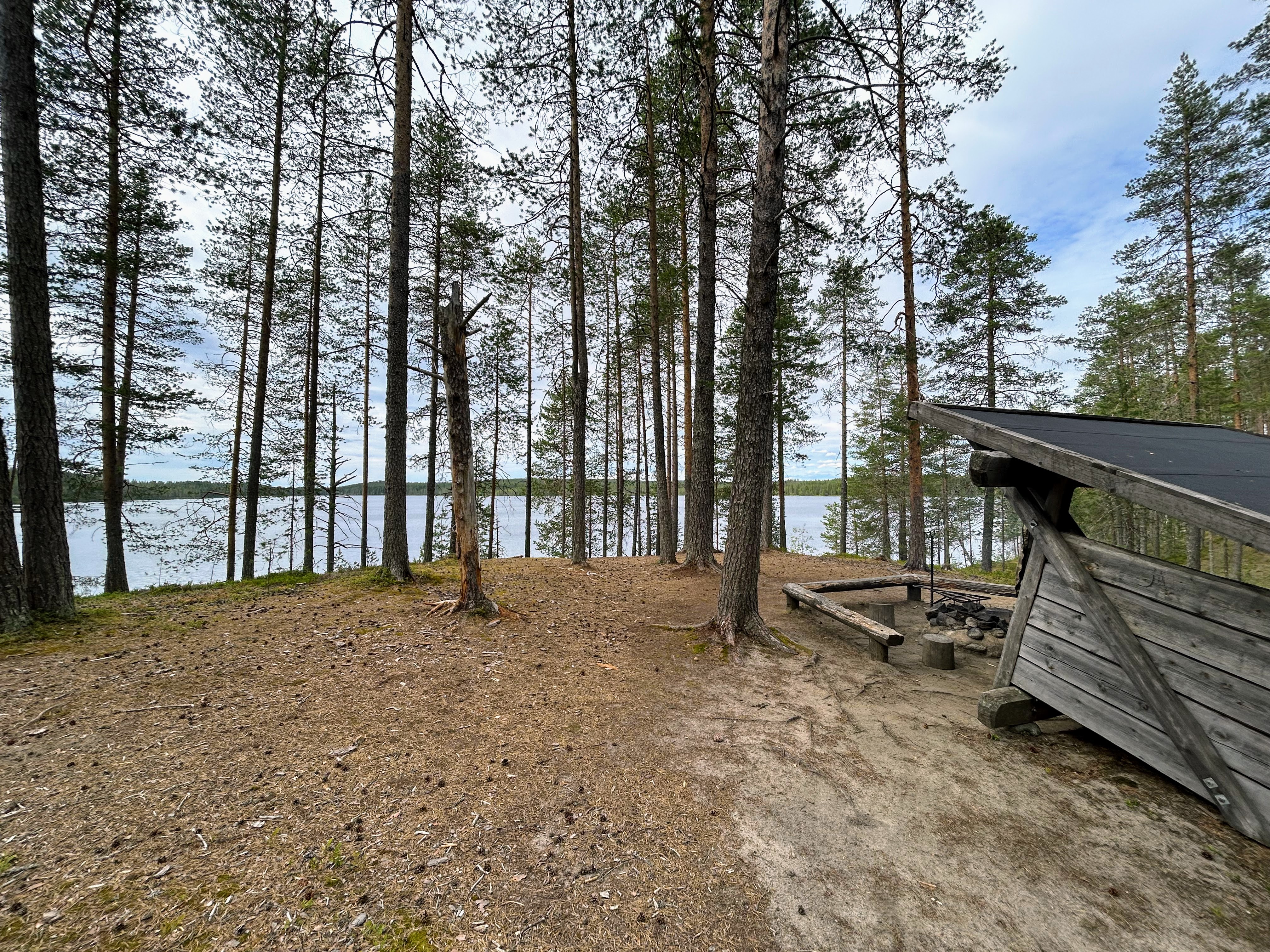 Toinen reitin taukopaikoista on Poromyhkyrän lenkin varrella. Siellä on laavu ja käymälä puuliitereineen.