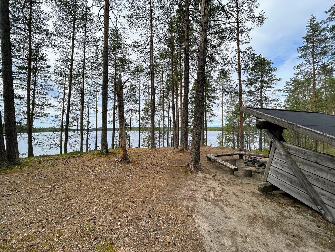Toinen reitin taukopaikoista on Poromyhkyrän lenkin varrella. Siellä on laavu ja käymälä puuliitereineen.