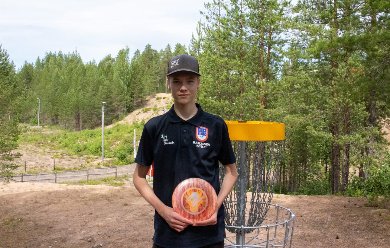 Riku Valtanen kilpailee frisbeegolfin junioreiden Suomen mestaruuskilpailuissa elokuussa.