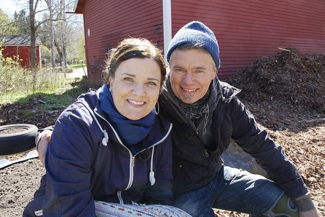 Camilla Forsén-Strömin ja Ove Salmela kuopsuttavat puutarhaa kahdeksan jakson verran. Ensimmäisenä perustetaan lämpöpenkki. KUVA: Yle Kuvapalvelu