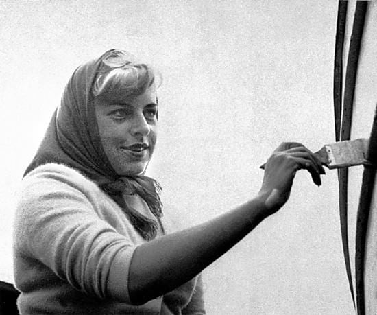 Sivistynyt vaikutelma. Petronella ei hurmannut Lemmenjoen kullankaivajia ja Helsingin herroja pelkästään ulkonäöllään. Aikalaisten mukaan hän oli kielitaitoinen, kohtelias ja muutenkin hyväkäytöksinen nainen.