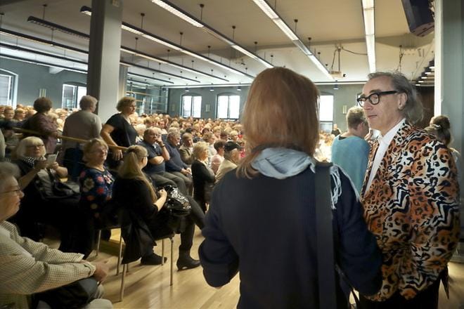 Filosofi, yritysvalmentaja ja kirjailija Esa Saarinen (oik.) kuvaili luennon jälkeen, että Vanhan Paukun salissa vallitsi poikkeuksellinen latautuneisuus. KUVAT: HEIKKI HAKANEN