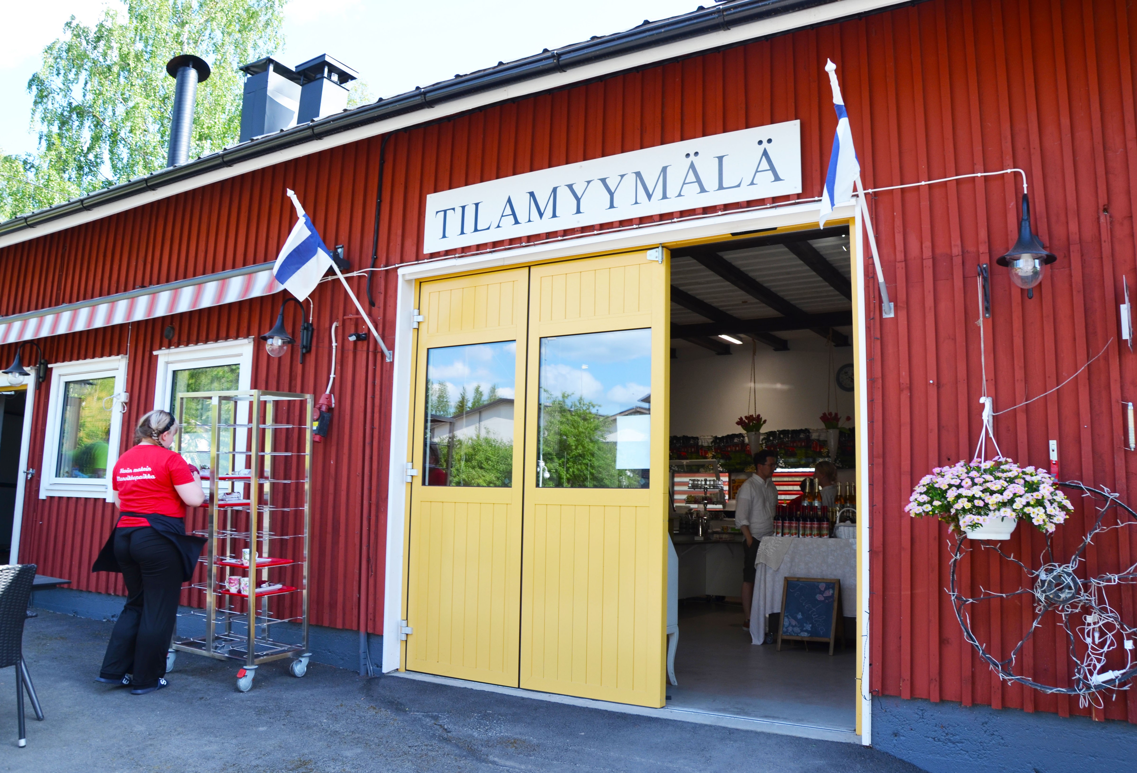 Marjatarhan punainen tilamyymälä ulkopuolelta.