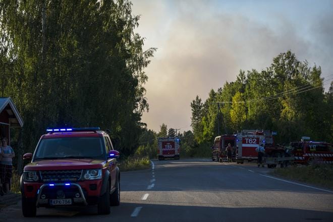 Päivystävän päällikön mukaan sammutustöihin osallistuu noin 200 ihmistä Pyhärannassa. KUVA: Selma Paavola