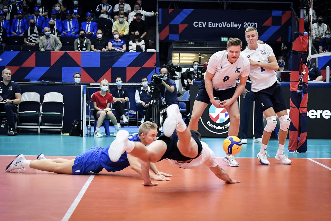 Lauri Kerminen ja Urpo Sivula yrittivät pelastaa pallon lattiasta.