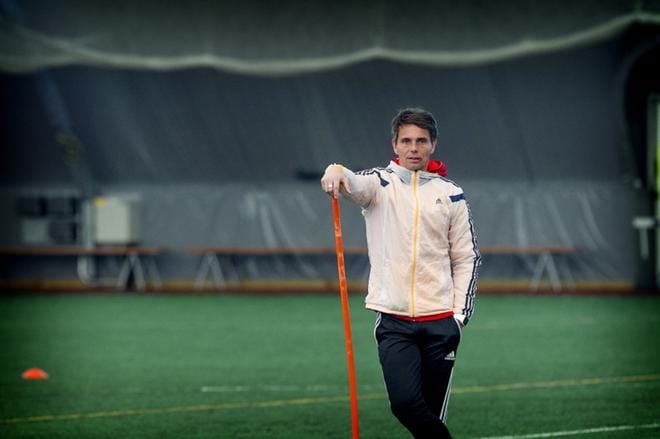 Simo Valakari toimi SJK:n valmentajana. Nykyään hän valmentaa pelaajia Norjassa.