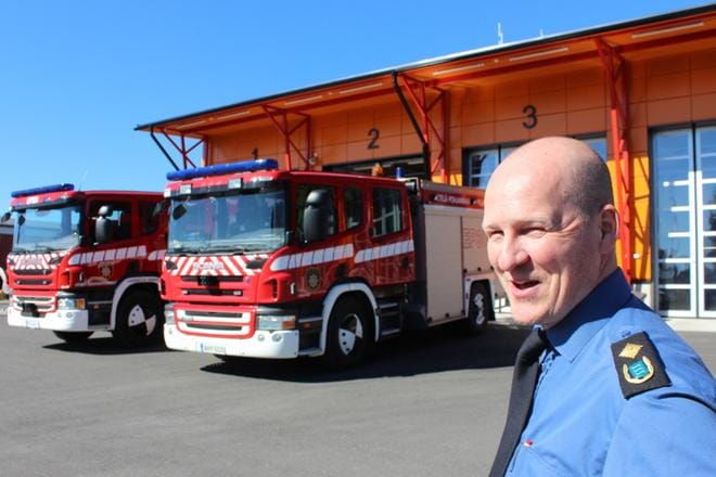 Vasemmanpuoleinen sammutusauto on uusi, ja oikeanpuoleinen siirtyy Alavudelta Töysään, esittelee pelastuspäällikkö Keijo Kangastie.