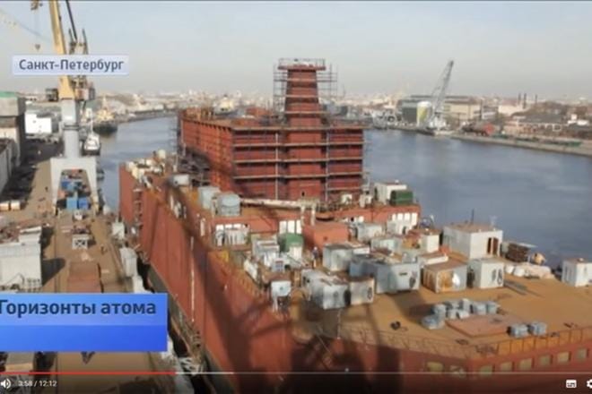 Akademik Lomonosovia on rakennettu vuosia telakalla Pietarin keskustassa. Kuvakaappaus Rosatomin Youtube-videolta. Kuva: Kuvakaappaus