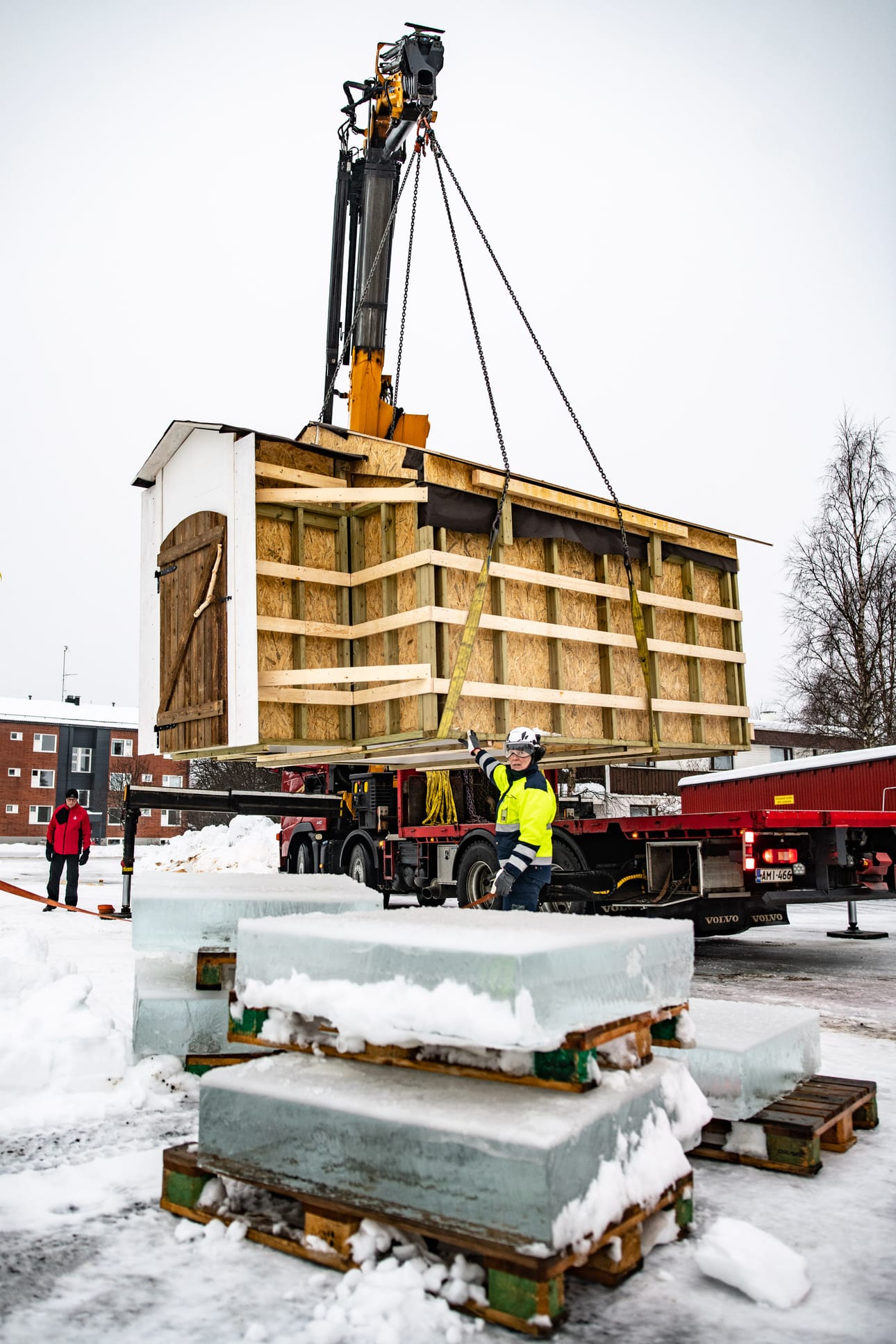 Kuusamon seurakunnan iglukappeli laskettiin ehjänä paikalleen. Enää lumikate puuttuu. Kappelin alttarin puoleinen jääseinä tehdään paikallisesta jäästä.