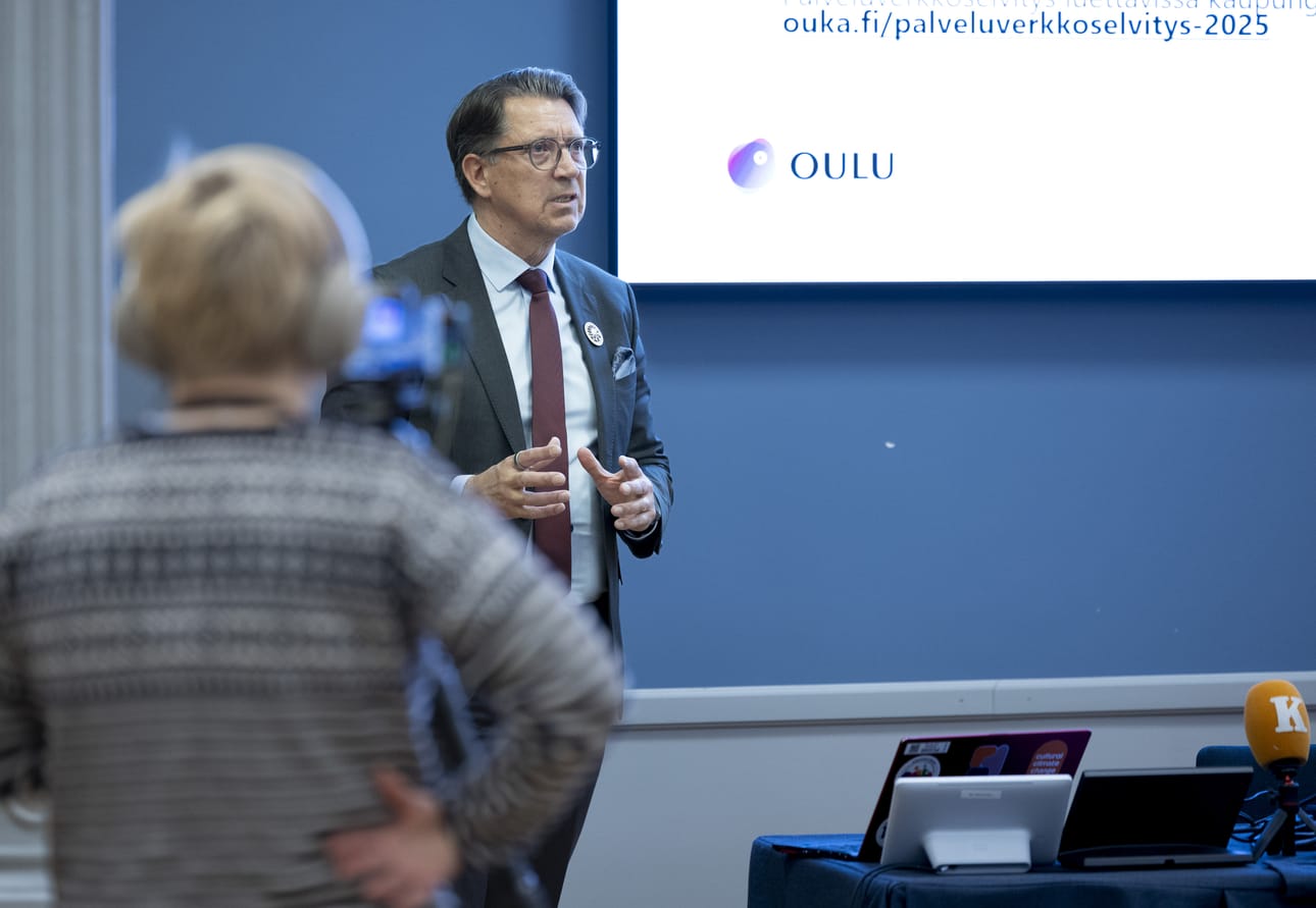 Sivistysjohtaja Mika Penttilä on vastannut Oulun palveluverkon uudistuksesta.