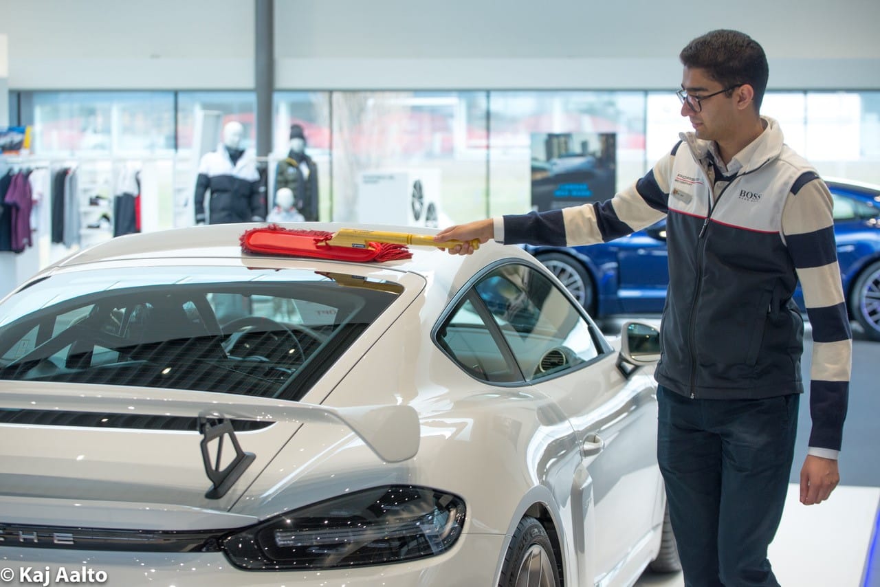 Jönköpingin Porsche-myymälässä autojen pitää kiiltää. Dev Joshi pyyhki pölyjä uutukaisen Porsche GT4:n katolta.