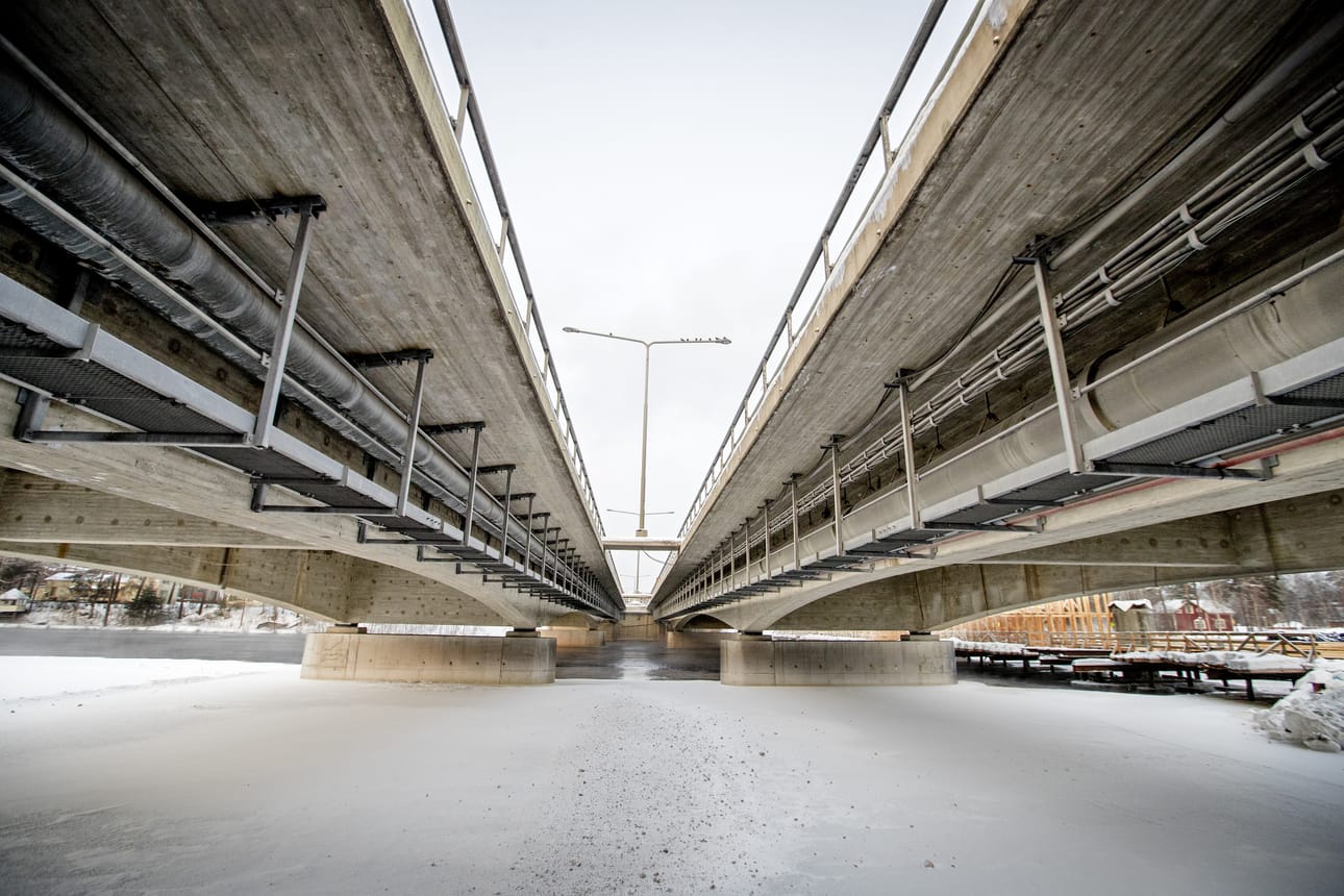 Liikenteen käytössä silloilla on koko projektin ajan kaksi kaistaa kumpaankin suuntaan