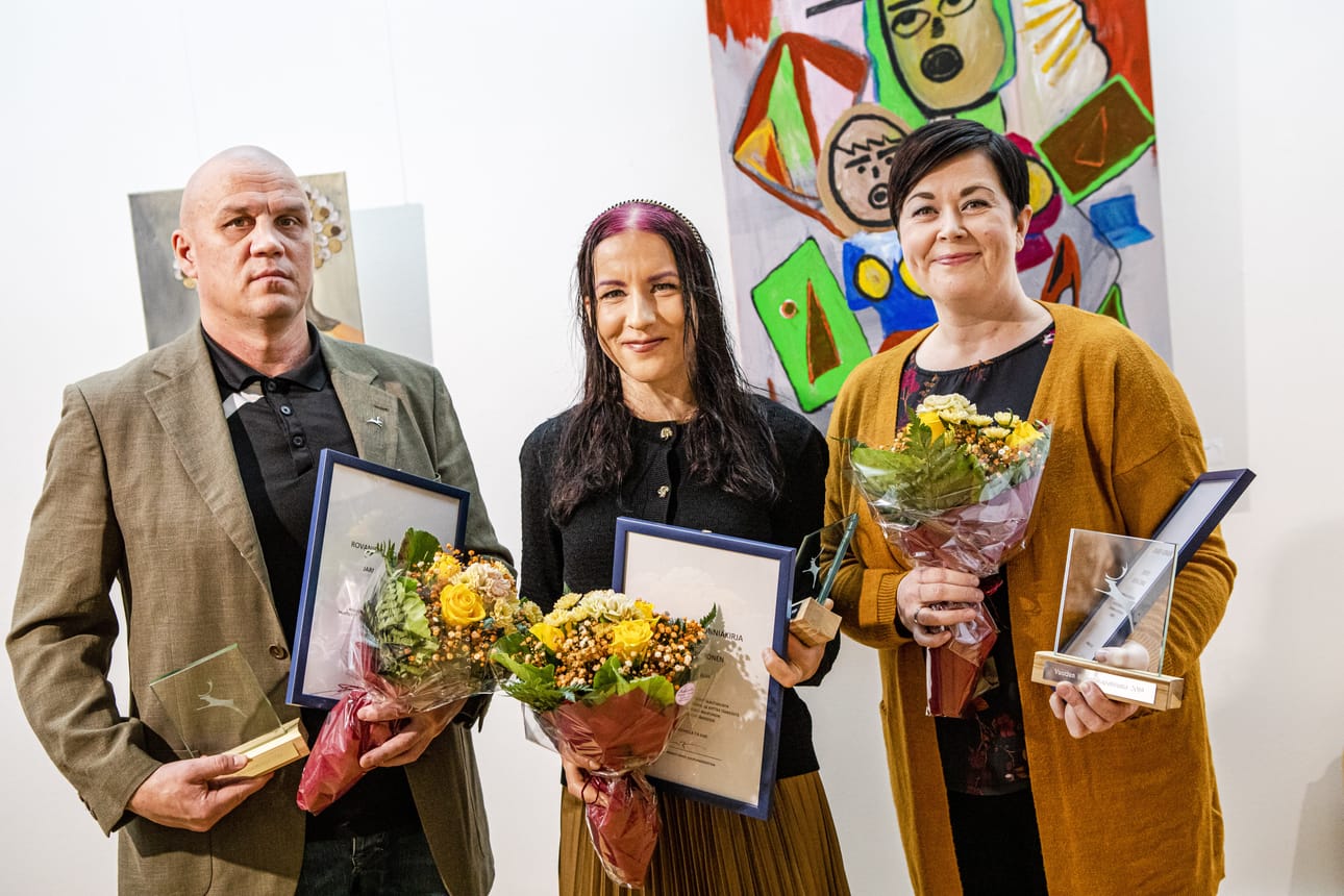 Rovaniemen sivistyslautakunnan liikuntapalkitut: vuoden seuratoimitsija Jarno Mustonen, vuoden rovaniemeläinen urheilija Johanna Peiponen ja Powercup-turnaukselle vuoden liikuntatapahtumapalkinnon pokannut Mari Jolanki.
