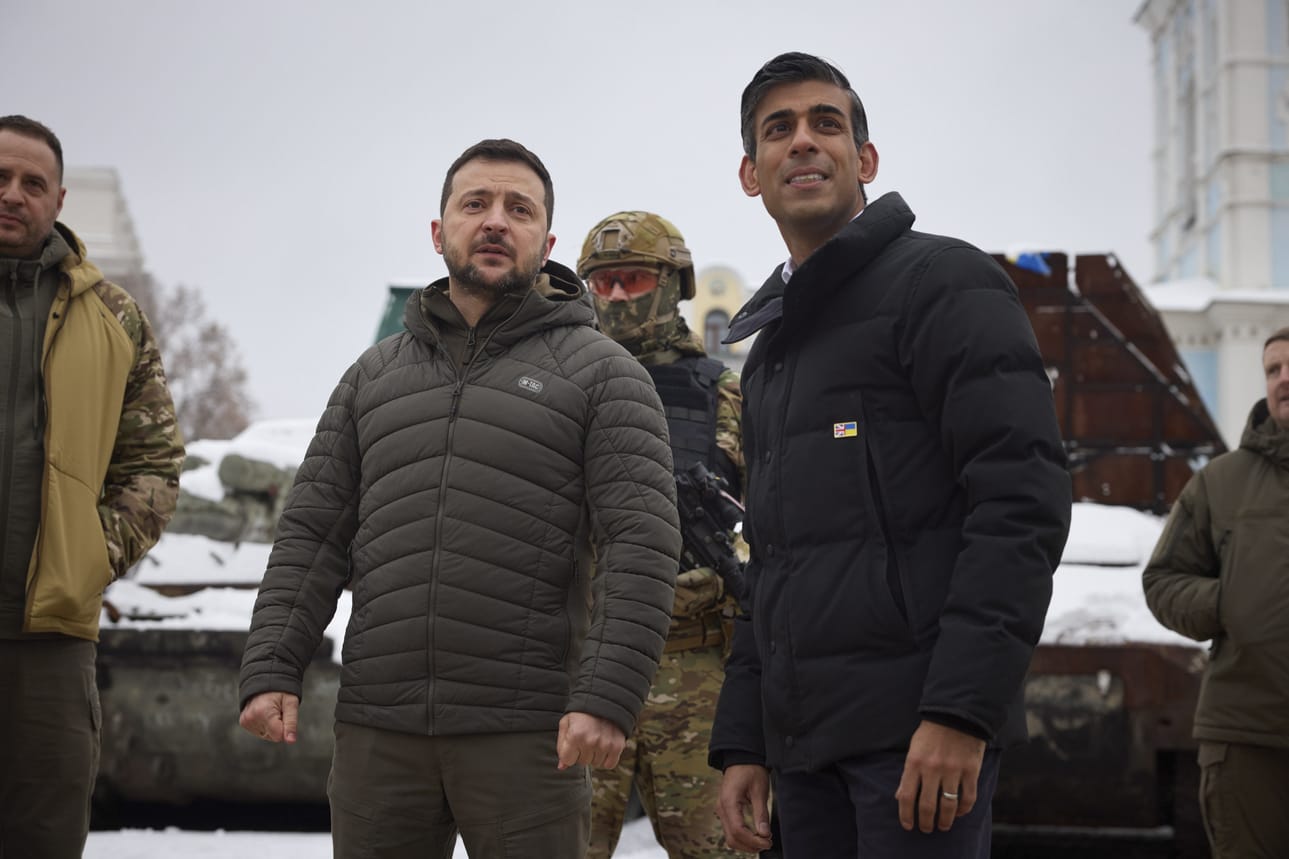 Ukrainan presidentti Volodymyr Zelenskyi ja Iso-Britannian uusi pääministeri Rishi Sunak Kiovassa 19. marraskuuta. Sunak painotti ensimmäisellä Ukrainan vierailullaan tuen Ukrainalle jatkuvan.