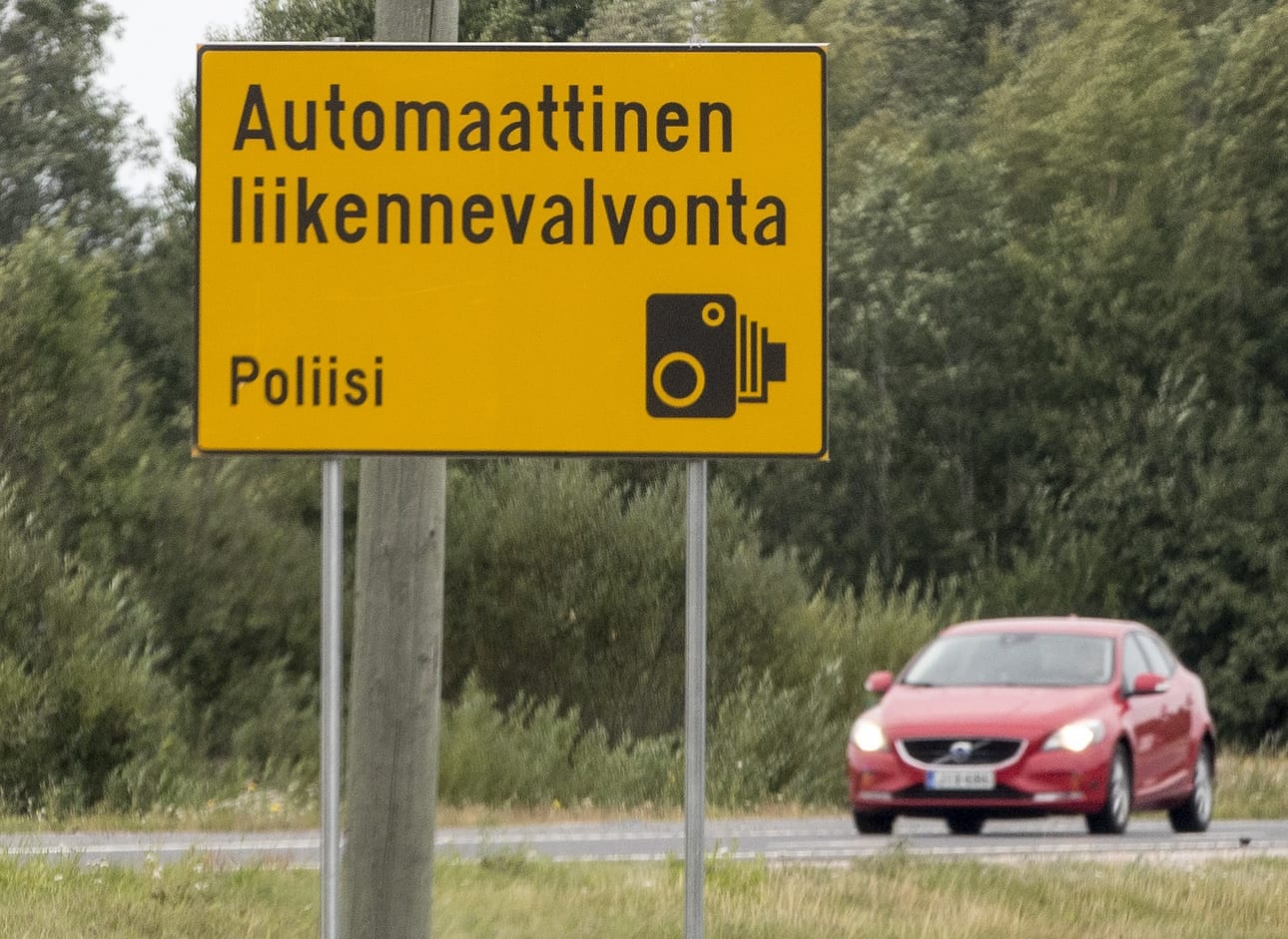 Liikennelääketieteen professori Timo Tervo ihmettelee Iltasanomien haastattelussa muun muassa miksei nopeusvalvontakameroiden kohdalla ilmoiteta sallittua maksiminopeutta.