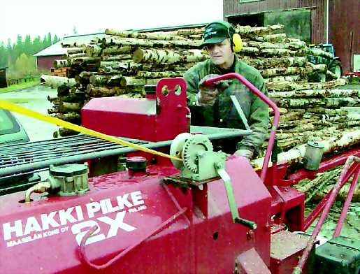 Koivut pilkkeiksi. Nykyaikaisella pilkekoneella särkyy tunnissa kymmenisen irtokuutiota, pilkkeitä myyvä Antti Leinonen sanoo